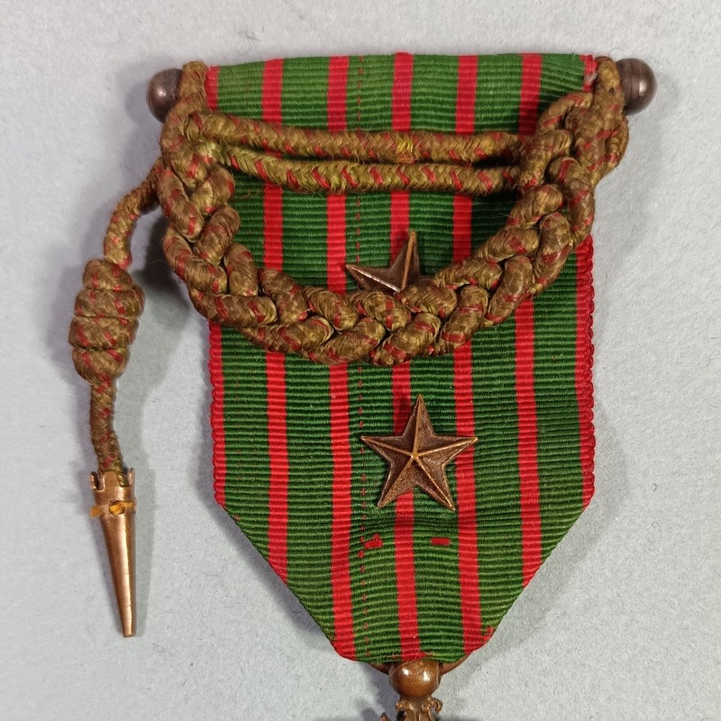 CROIX DE GUERRE 1914-1917 AVEC DEUX ETOILES POUR CITATIONS A L'ORDRE DU REGIMENT REDUCTION DE FOURRAGERE